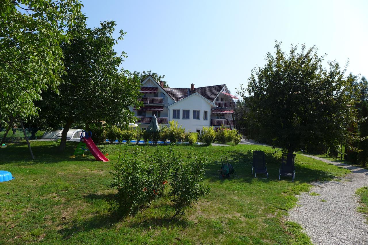 Villa Astoria Balatongyorok Luaran gambar
